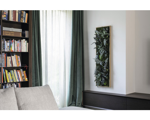 Dekoratives Wandpaneel mit künstlichen Pflanzen im Wohnzimmer.