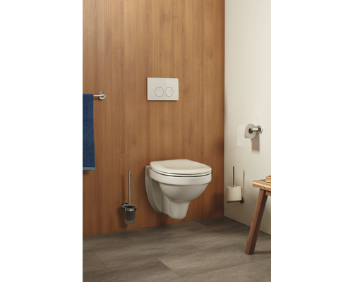 Modernes Badezimmer mit wandhängendem WC, Spültaste und Holzelementen für ein stilvolles Ambiente.