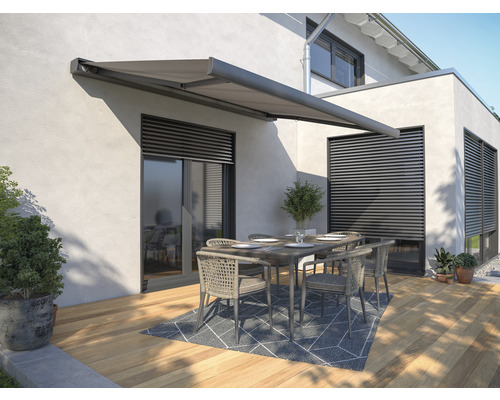Terrasse mit Markise, Tisch und Stühlen an einem Haus
