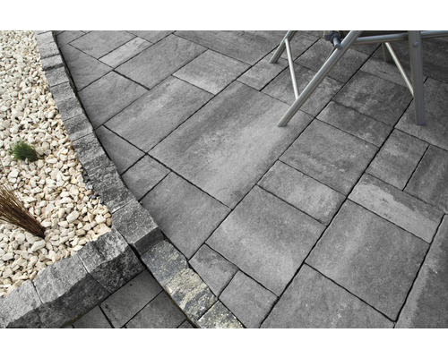 Terrasse mit Pflastersteinen und Zierkies