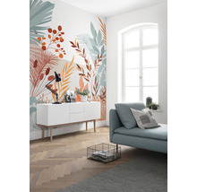 Wohnzimmer mit floraler Fototapete, Kommode und Sofa