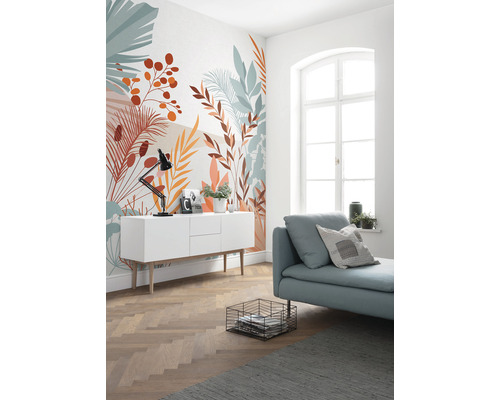 Wohnzimmer mit floraler Fototapete, Kommode und Sofa