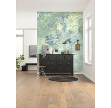 Helles Zimmer mit gemusterter Wand, dunkler Kommode und Holzboden