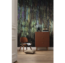 Wohnzimmer mit Feder-Tapete, Holzstuhl und Kommode.