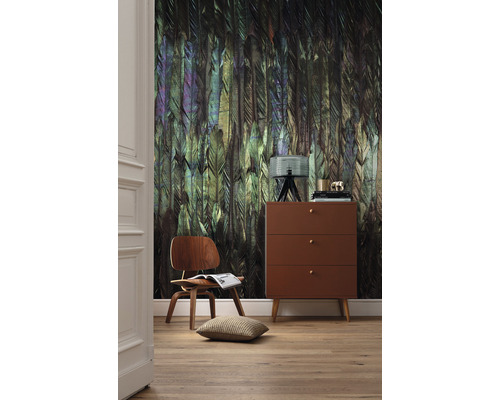 Wohnzimmer mit Feder-Tapete, Holzstuhl und Kommode.