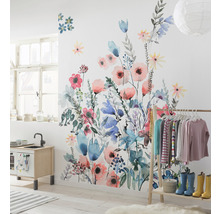 Dekoratives Kinderzimmer mit Blumen Wandtattoo, Spielküche und Kleiderständer