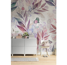 Szene mit Kommode, Stuhl, Rucksack und einer Wand mit Blumenmuster Tapete.