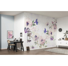 Modernes Arbeitszimmer mit Blumentapete und Schreibtisch
