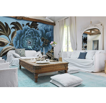 Heller Wohnraum mit Blumenmustertapete, Sofa und Holztisch