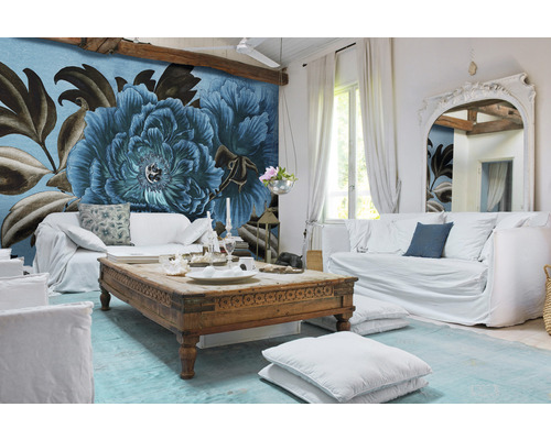 Heller Wohnraum mit Blumenmustertapete, Sofa und Holztisch