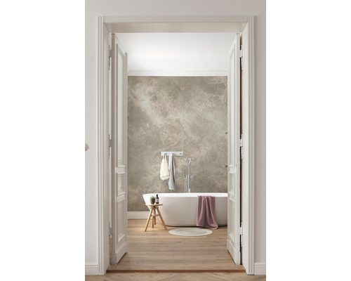 Badezimmeransicht durch eine offene Tür mit freistehender Badewanne, Hocker und Holzboden