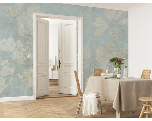 Wohnzimmer mit floral gemusterter Tapete, Esstisch und offenstehender Tür