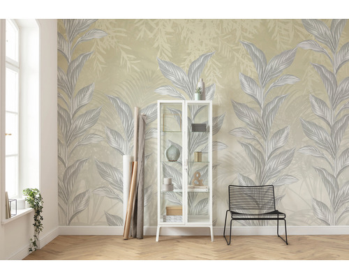 Heller Raum mit floral gemusterter Tapete, einem weißen Glasschrank und einem schwarzen Stuhl