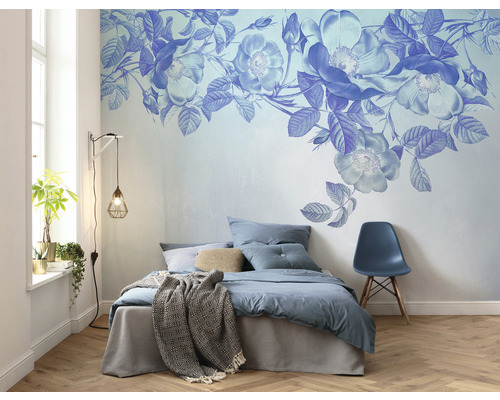 Schlafzimmer mit floraler Fototapete, Bett und Stuhl