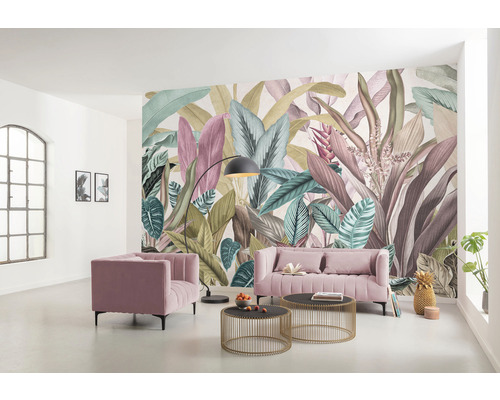 Wohnzimmer mit floraler Fototapete, Sessel, Sofa und Beistelltischen