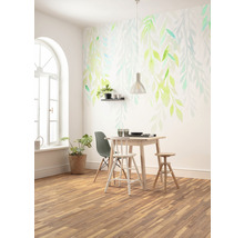 Heller Essbereich mit Holzboden, Esstisch, Stühlen und Wandtapete mit Blättermotiv