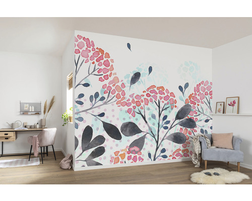 Wohnraum mit floraler Fototapete, Schreibtisch und Sessel.