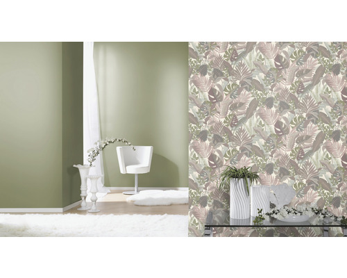 Wohnraum mit Zimmerpflanzenmuster Tapete, Sessel und Dekorationen