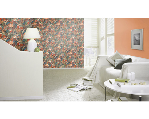 Wohnzimmer mit gemusterter Tapete, Sofa und Couchtisch