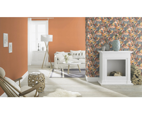 Wohnzimmer mit weißen Möbeln, gemusterter Tapete und orangefarbener Wand