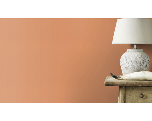 Wandgestaltung mit Farbe, Nachttischlampe und Dekoration auf einem Holztisch