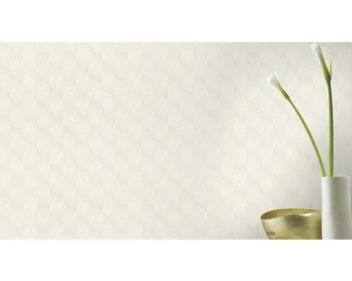 Helle Tapete mit geometrischem Muster im Raum