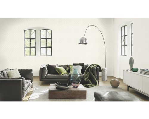 Wohnzimmer mit Sofa, Sessel, Stehlampe und gemusterter Tapete für ein stilvolles Ambiente