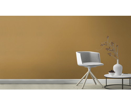 Szene mit einem Stuhl, einem Beistelltisch und einer Vase vor einer Wand