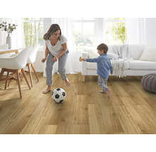 Helles Wohnzimmer mit Holzfußboden, Frau und Kind spielen mit einem Fußball