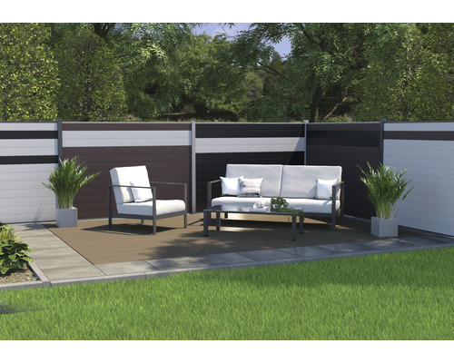 Gartenszene mit Zaun, Loungemöbeln und Bepflanzung