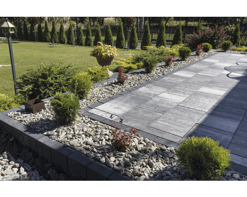 Gartenweg mit Betonpflastersteinen und Kiesbeet