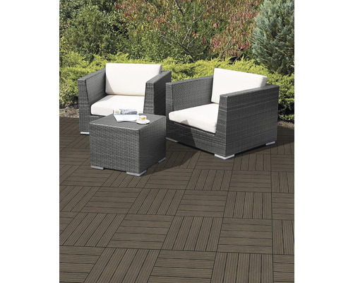 Gartenlounge-Set mit zwei Sesseln, einem Tisch und Terrassenfliesen aus Holz