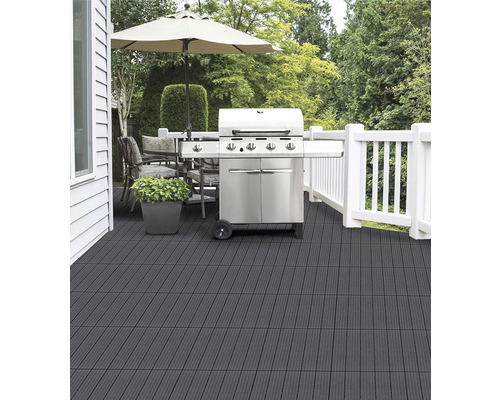 Terrasse mit Grill, Tisch, Stühlen und Terrassenfliesen