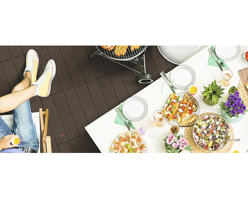 Terrasse mit Grill, Esstisch und Terrassenfliesen