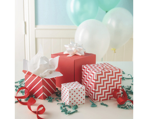 Dekorierte Geschenkboxen mit Schleifen und Luftballons für verschiedene Anlässe.