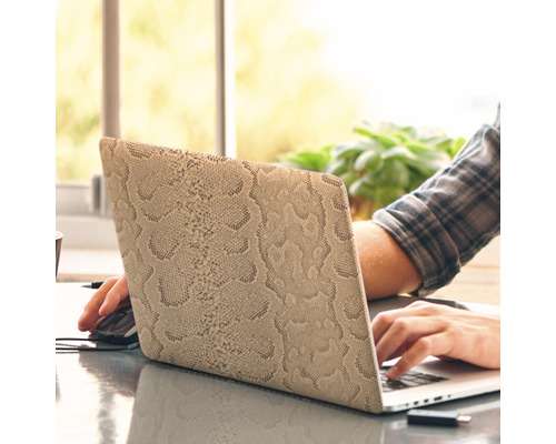 Laptop mit Schlangenhautmuster auf einem Schreibtisch