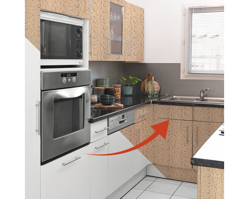 Küchenszene mit Küchenschränken und Geräten.