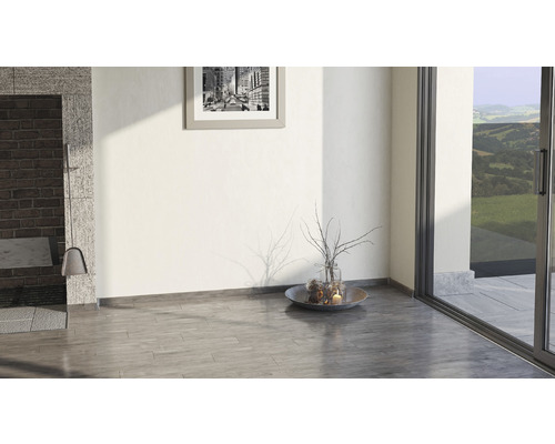 Wohnraum mit Kamin, Dekoration und Schiebetür