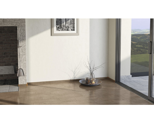 Heller Raum mit Kamin, Dekoration und Schiebetür