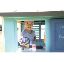 Kind im Spielhaus mit Kasse und Tafel