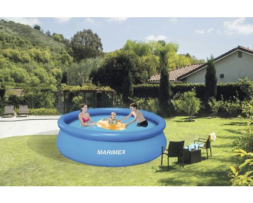 Aufblasbarer Marimex Pool mit Familie im Garten.