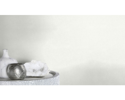 Helle Tapete mit feiner Struktur im Interieur mit Vase und Dekoration