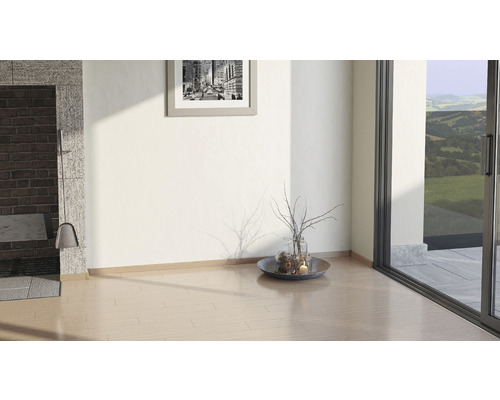 Innenraum mit Kamin, Fenster und Dekorationen