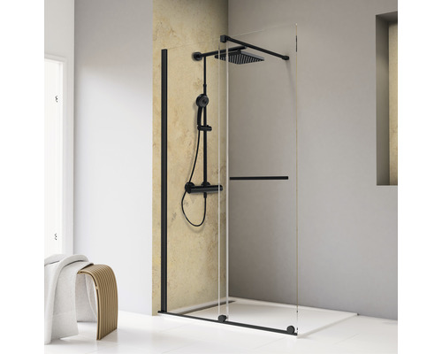 Walk In mit Gleittür/Schiebetür SCHULTE TouraPlus ExpressPlus 120 cm Profil schwarz Klarglas schmutzabweisende Glasbeschichtung Türanschlag links Duschkabine mit schwarzem Rahmen und Duscharmatur im Badezimmer