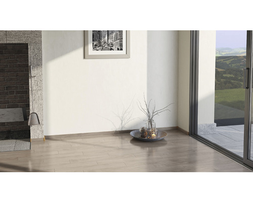 Heller Raum mit Kamin, Bild, Dekoration und Schiebetür zum Außenbereich