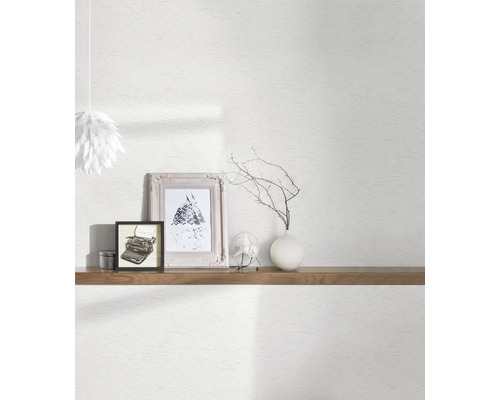 Wohnraumgestaltung mit weißer Struktur Tapete, Holzregal und Dekoration