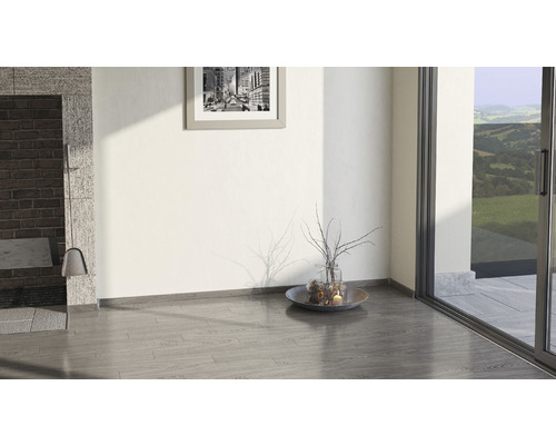 Innenraum mit Kamin, Dekoration und Schiebetür zum Garten