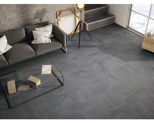 Modernes Wohnzimmer mit grauen Bodenfliesen, Sofa und Couchtisch