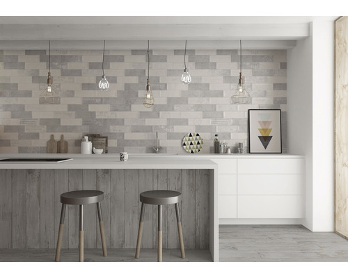 Helle Küche mit Fliesenwand, Kochinsel und Barhockern