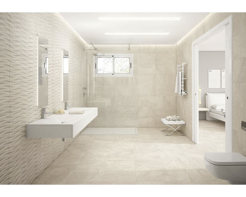 Helles Badezimmer mit Dusche, Waschtisch, Toilette und Fliesen